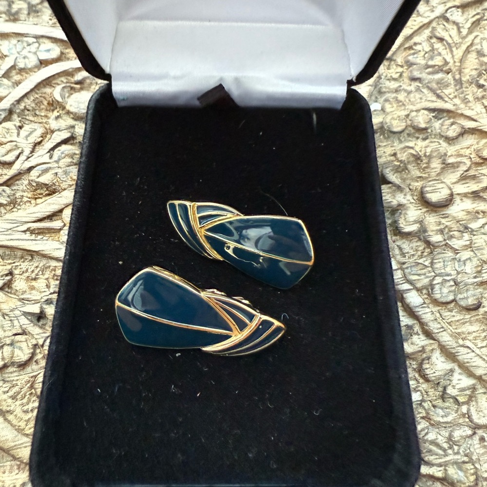 Vintage 1980’s TRIFARI clip ons